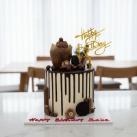 Chocolate Cake With Cup Cake
