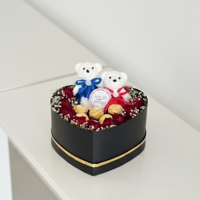 Heart Shaped Chocolate & Roses Gift Box Heart Shaped Chocolate & Roses Gift Box