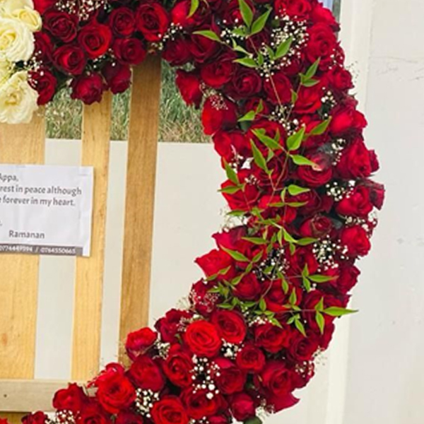 Heart-Type Stand On Wreath