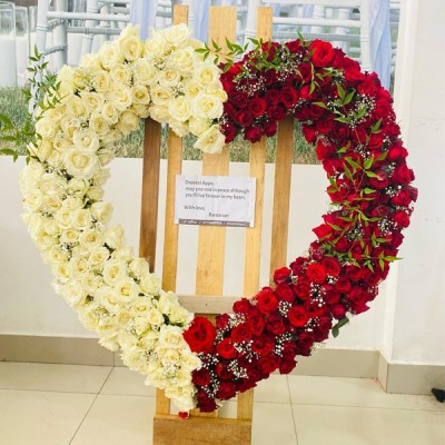 Heart-Type Stand On Wreath